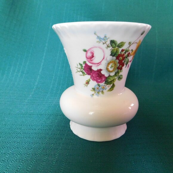 Coalport Ludlow 4 inch bud vase no gold trim near mint condition - Picture 3 of 6